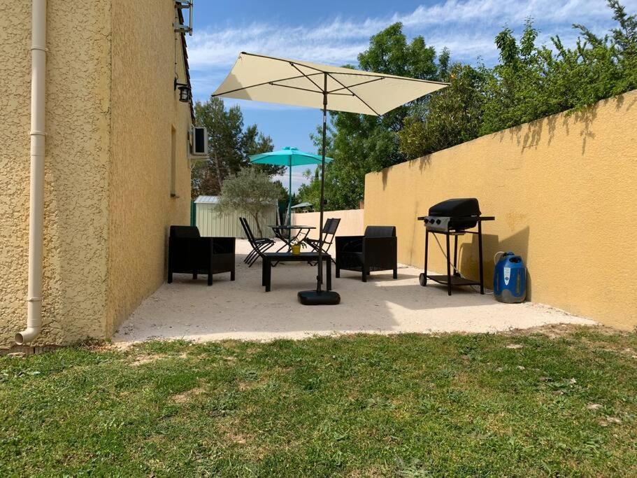 Loue Studio Dans Une Villa Avec Piscine Terrasse Saint-Theodorit Kültér fotó